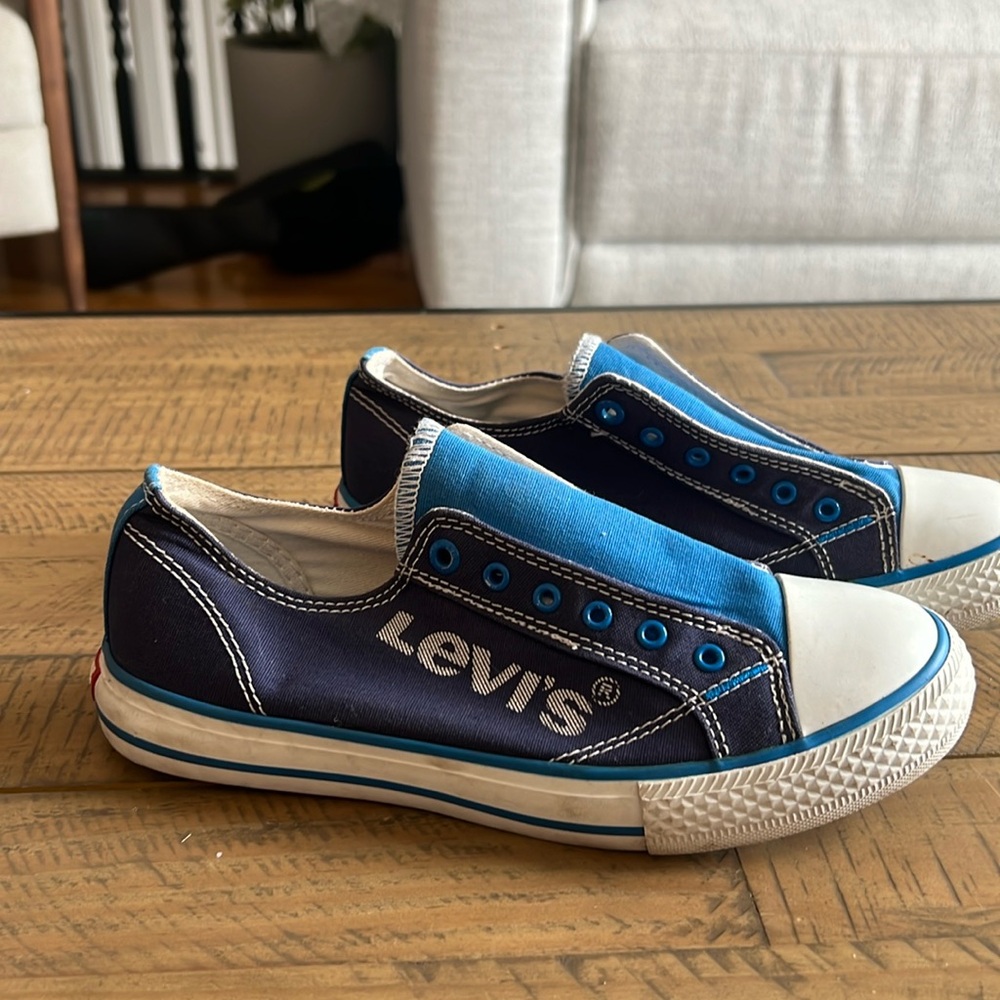 Levi’s Slip On - Size 4